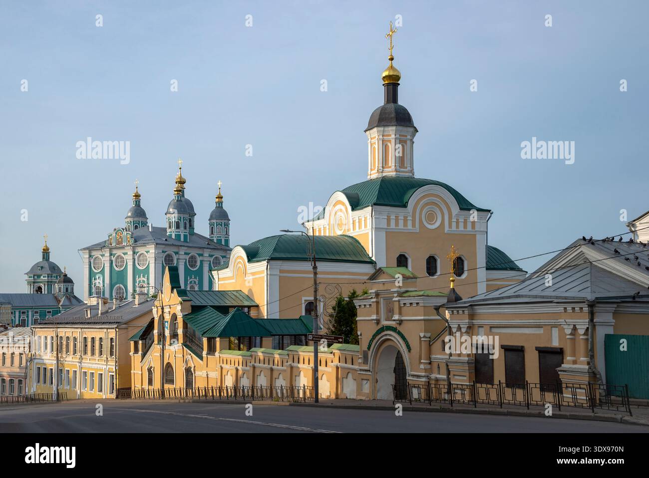 SMOLENSK, RUSSLAND - 12. JULI 2024: Kloster der Heiligen Dreifaltigkeit und Kathedrale Himmelfahrt in der Stadtlandschaft. Smolensk, Russland Stockfoto