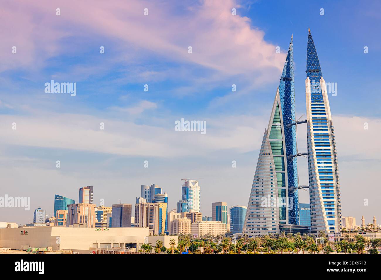 2. Dezember 2025, Bahrain, Manama: Skyline mit dem World Trade Center und modernen städtischen Gebäuden Stockfoto