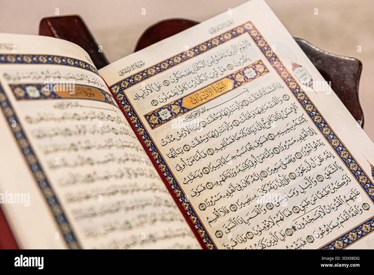 3. Dezember 2025, Bahrain, Manama: Heilige Quran-Seiten mit arabischer Kalligraphie, die islamischen Glauben und religiöse Studien repräsentieren Stockfoto