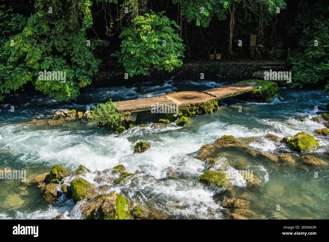 Klares türkisfarbenes Wasser, das über eine natürliche Kalksteinbarriere in Xiaoqikong Scenic Area, Libo County, Provinz Guizhou, China fließt. Stockfoto