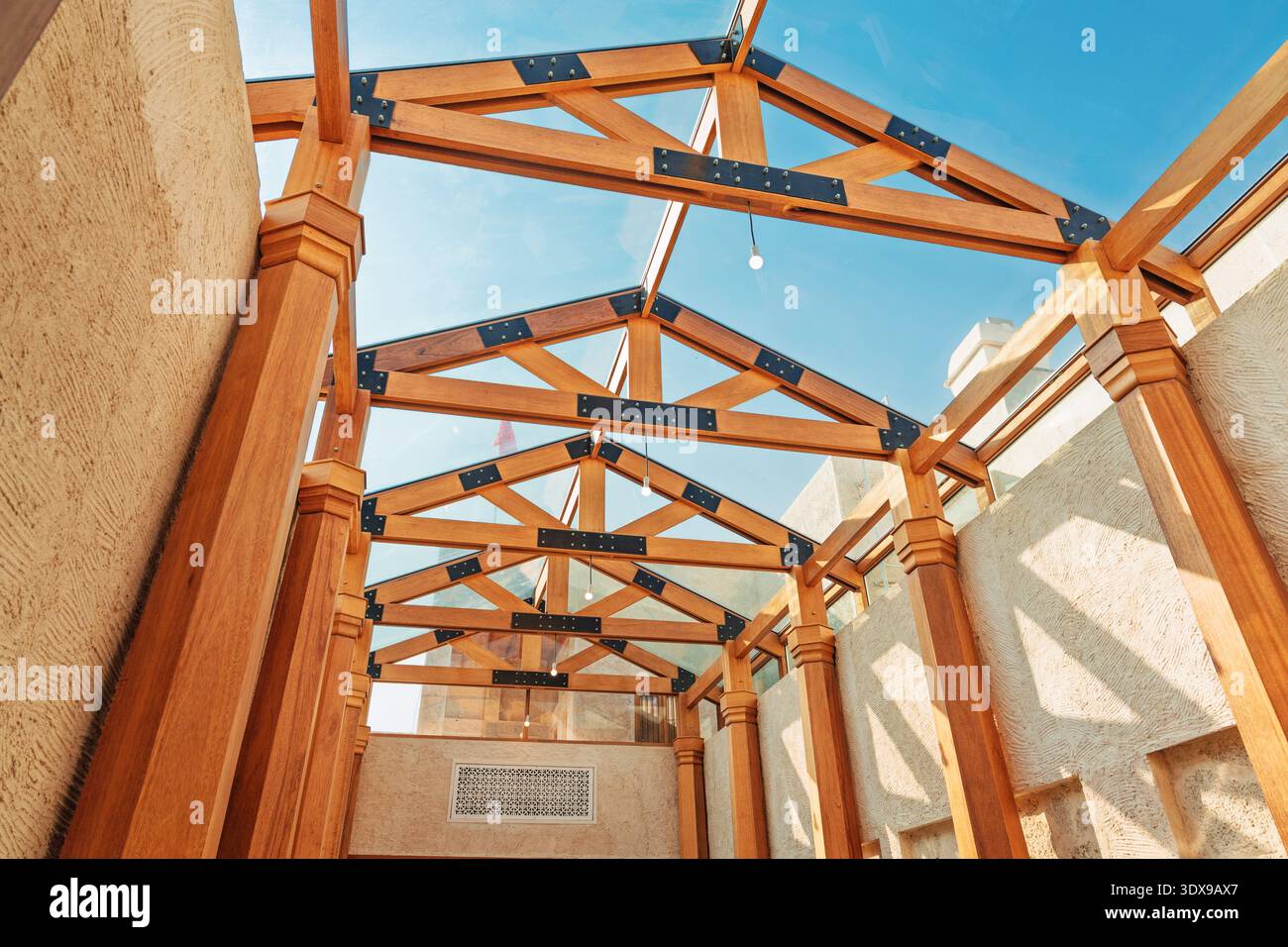 3. Dezember 2025, Bahrain, Manama: Holzbalken und Konstruktionselemente, die ein modernes Dachdesign bilden und Konstruktion und langlebige Materialien präsentieren Stockfoto