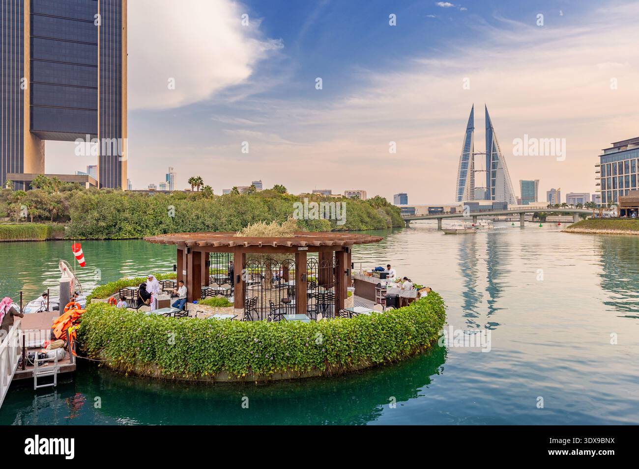 2. Dezember 2025, Bahrain, Manama: Schwimmendes Restaurant mit urbaner Skyline und Mangroven Stockfoto