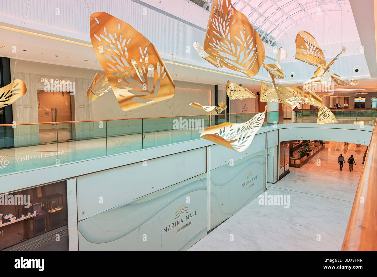 5. Dezember 2025, Abu Dhabi, VAE: Marina Mall mit einem großen luxuriösen Einkaufszentrum mit einer einzigartigen Kunstinstallation mit goldenen Blättern Stockfoto