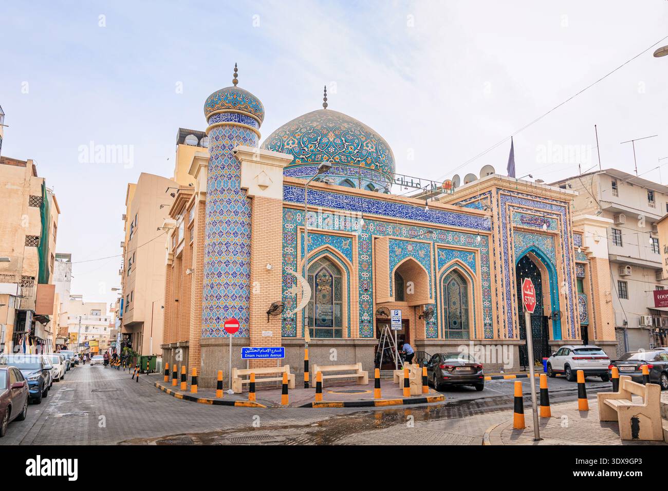 2. Dezember 2025, Bahrain, Manama: Matam Ajam Al-Kabeer Moschee mit aufwändigen blauen und goldenen Fliesen und traditioneller Architektur aus dem Nahen Osten Stockfoto