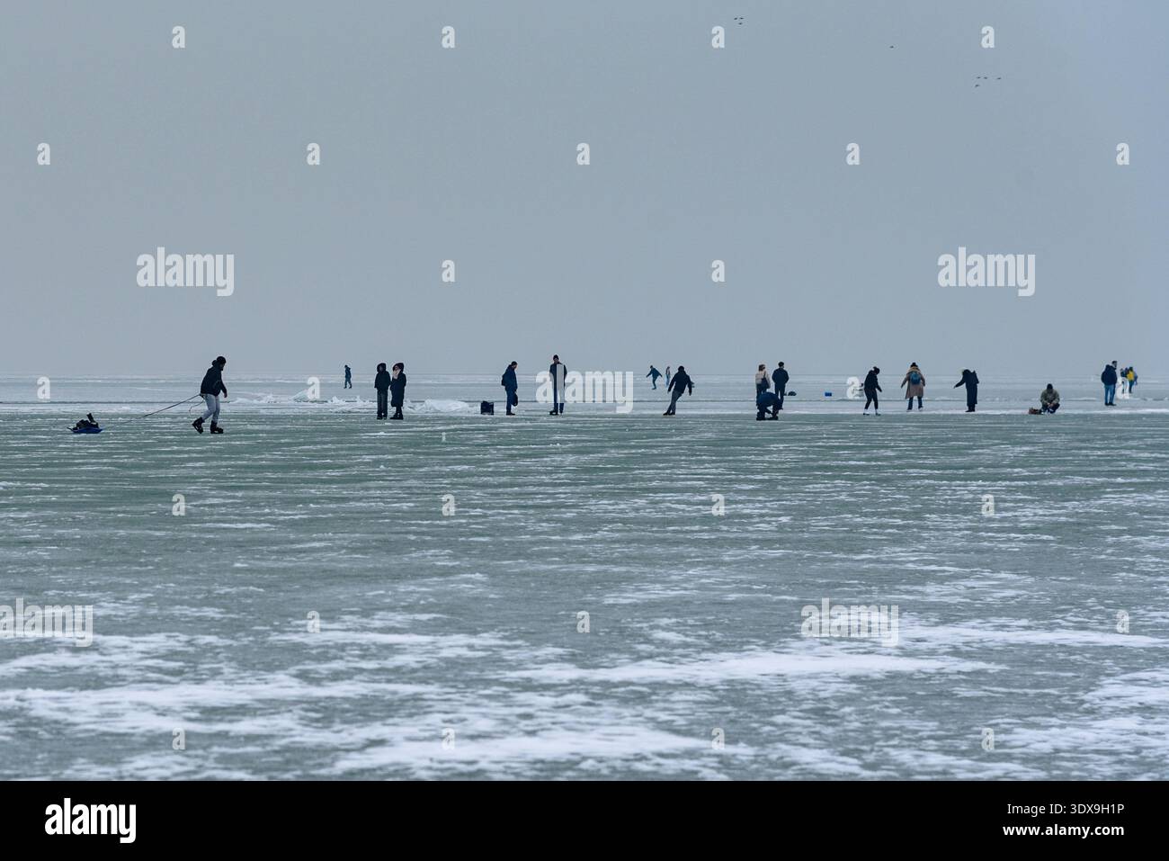 Menschen auf dem Eis an einem gefrorenen Balaton in Siofok, Ungarn im Winter Stockfoto
