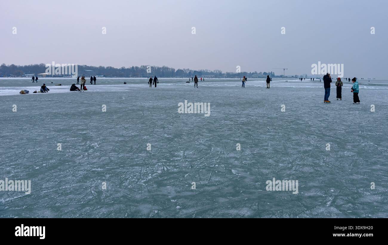 Menschen auf dem Eis an einem gefrorenen Balaton in Siofok, Ungarn im Winter Stockfoto
