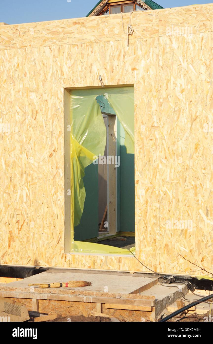Rahmenhaus Tür strukturelle Isolierplatte - SIP. Isolierhaus. Türmontage. Stockfoto