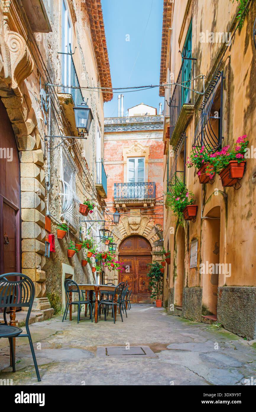Positano enge Straße mit bunten Häusern und gemütlichem Café im Freien in der Altstadt, Kampanien, Italien. Mediterrane Architektur im Dorf Amalfiküste Stockfoto