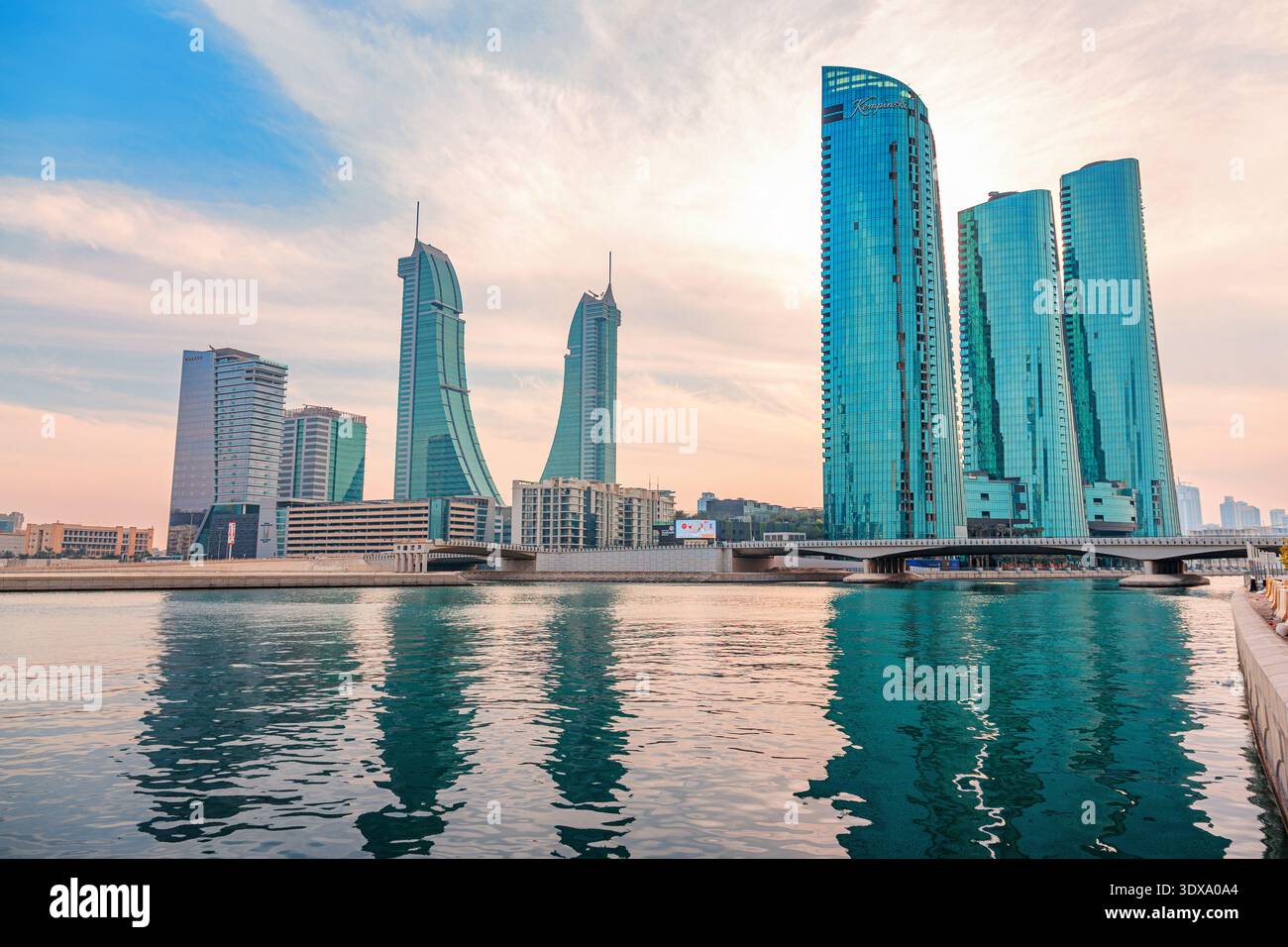2. Dezember 2025, Bahrain, Manama: Skyline-Gebäude, die sich im Wasser spiegeln, zeigen Stadtentwicklung und Finanzviertel Stockfoto