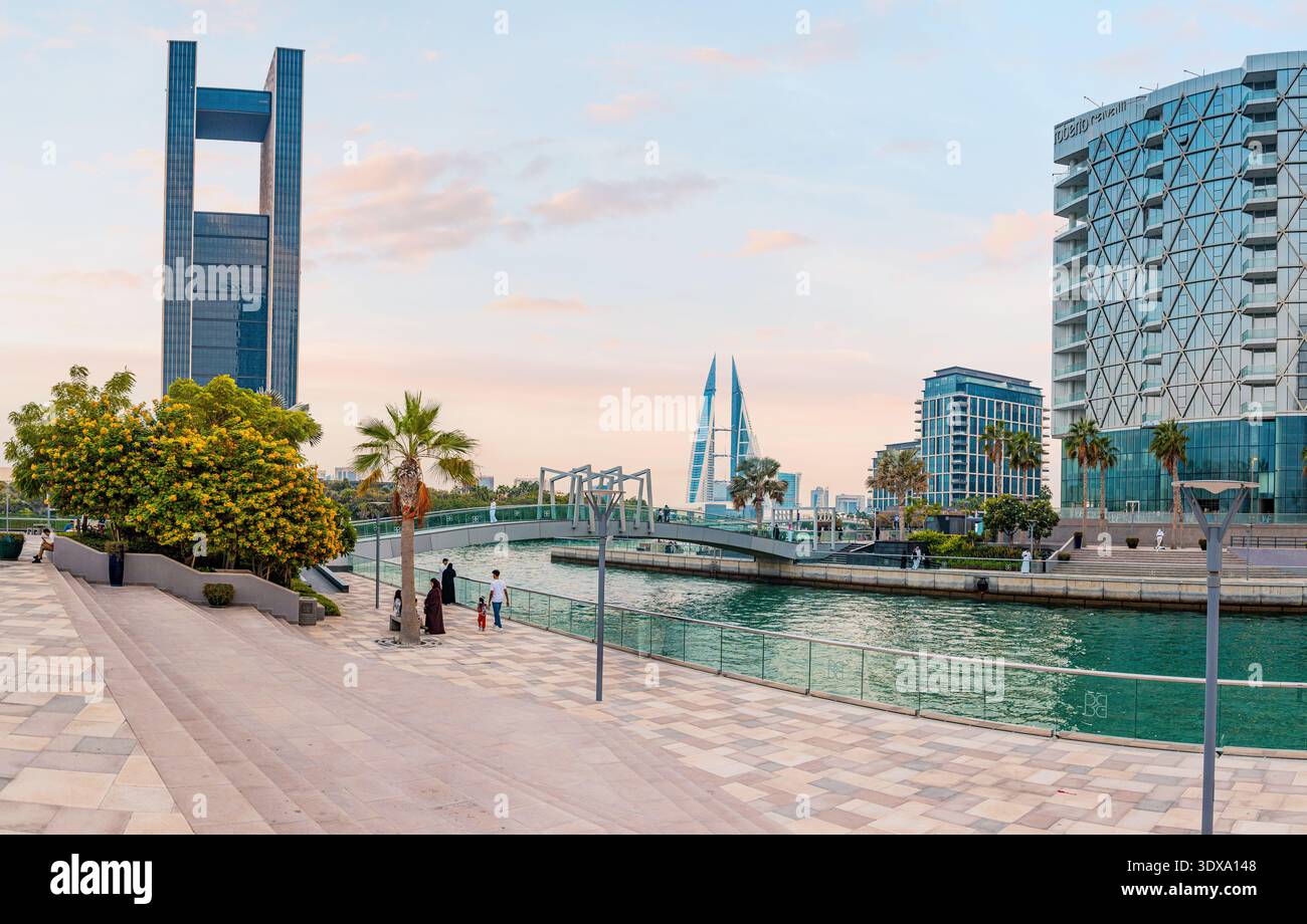 2. Dezember 2025, Bahrain, Manama: Die Skyline der Stadt spiegelt sich im Wasser wider, mit markanten Gebäuden und einem lebhaften Stadtbild Stockfoto