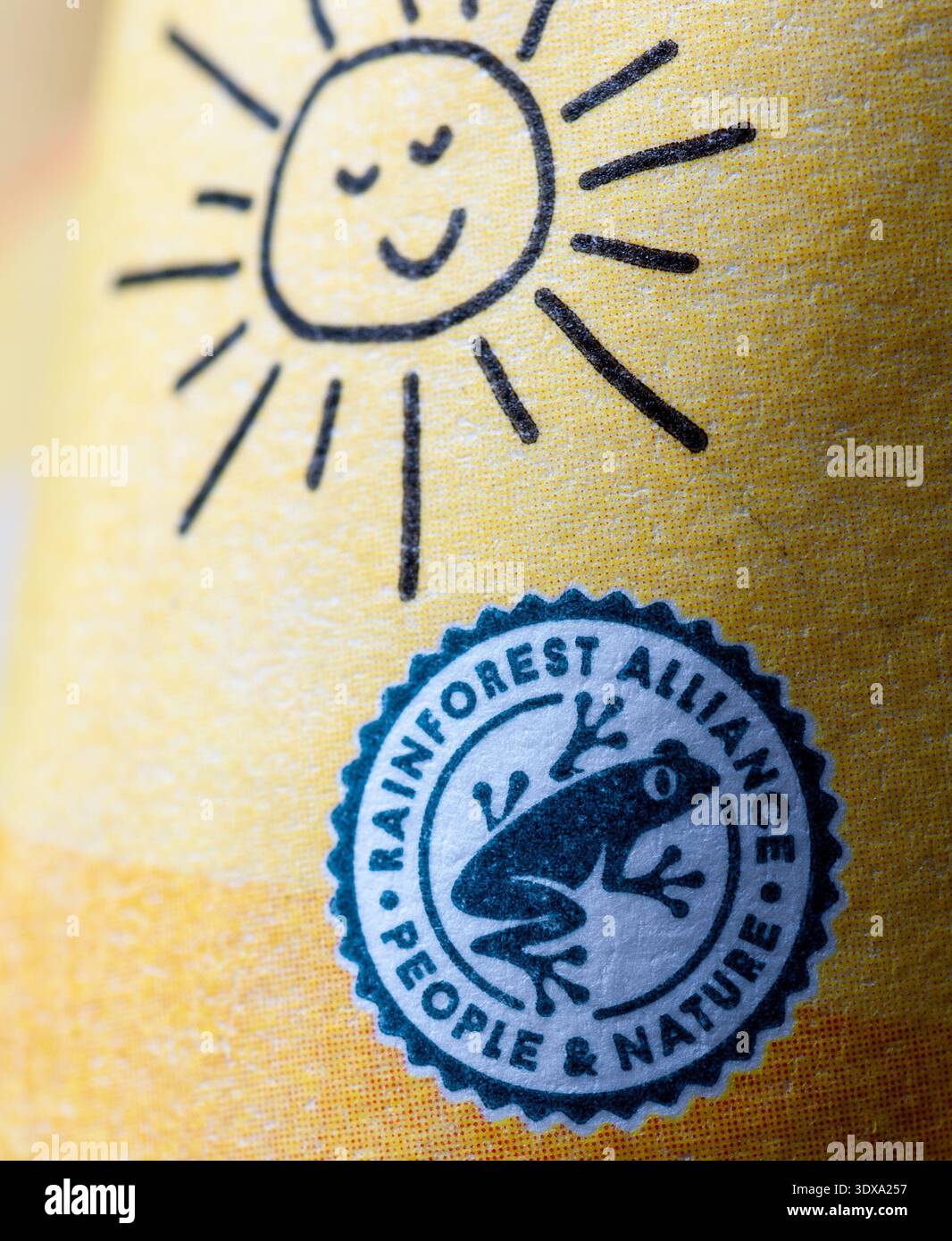 Symbol der Rainforest Alliance auf Lebensmittelverpackungen, Großbritannien. Stockfoto