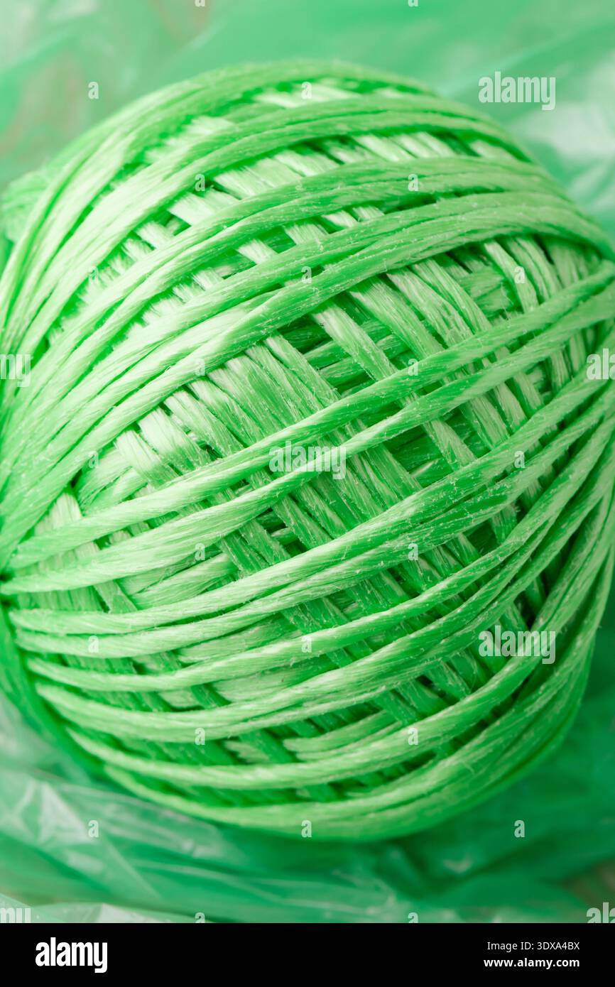 Grüne Kunststofffaserspule für Handwerk und Verpackung Stockfoto