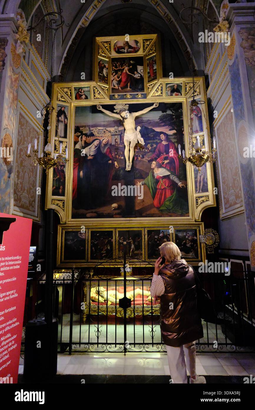 21. Februar 2026 - Valencia, Spanien - Kunstwerke und architektonische Details aus dem Cathederal von Valencia in Spanien, Darstellung der Kreuzigung Christi, Stockfoto