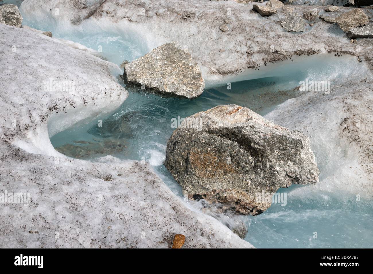 Details des Gletscherbachs auf dem Gletscher Mer de Glace. Stockfoto