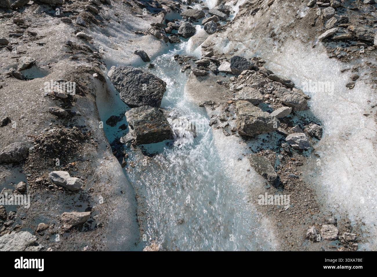 Details des Gletscherbachs auf dem Gletscher Mer de Glace. Stockfoto