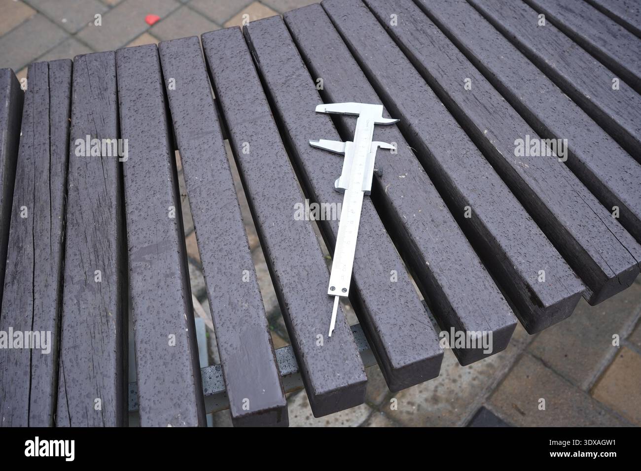 Messschieber Metallwerkzeug-Messgerätelineal auf hölzernem Hintergrund. Stockfoto