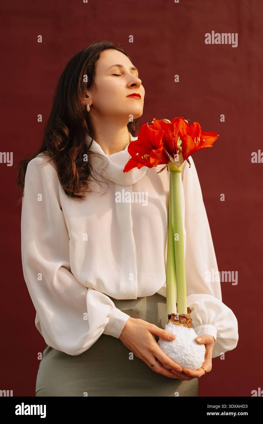 Die Entspannte Weibliche Figur Umrahmt Die Schönheit Der Blumen Mit Konzentrierter Achtsamkeit In Einer Friedlichen Umgebung Stockfoto