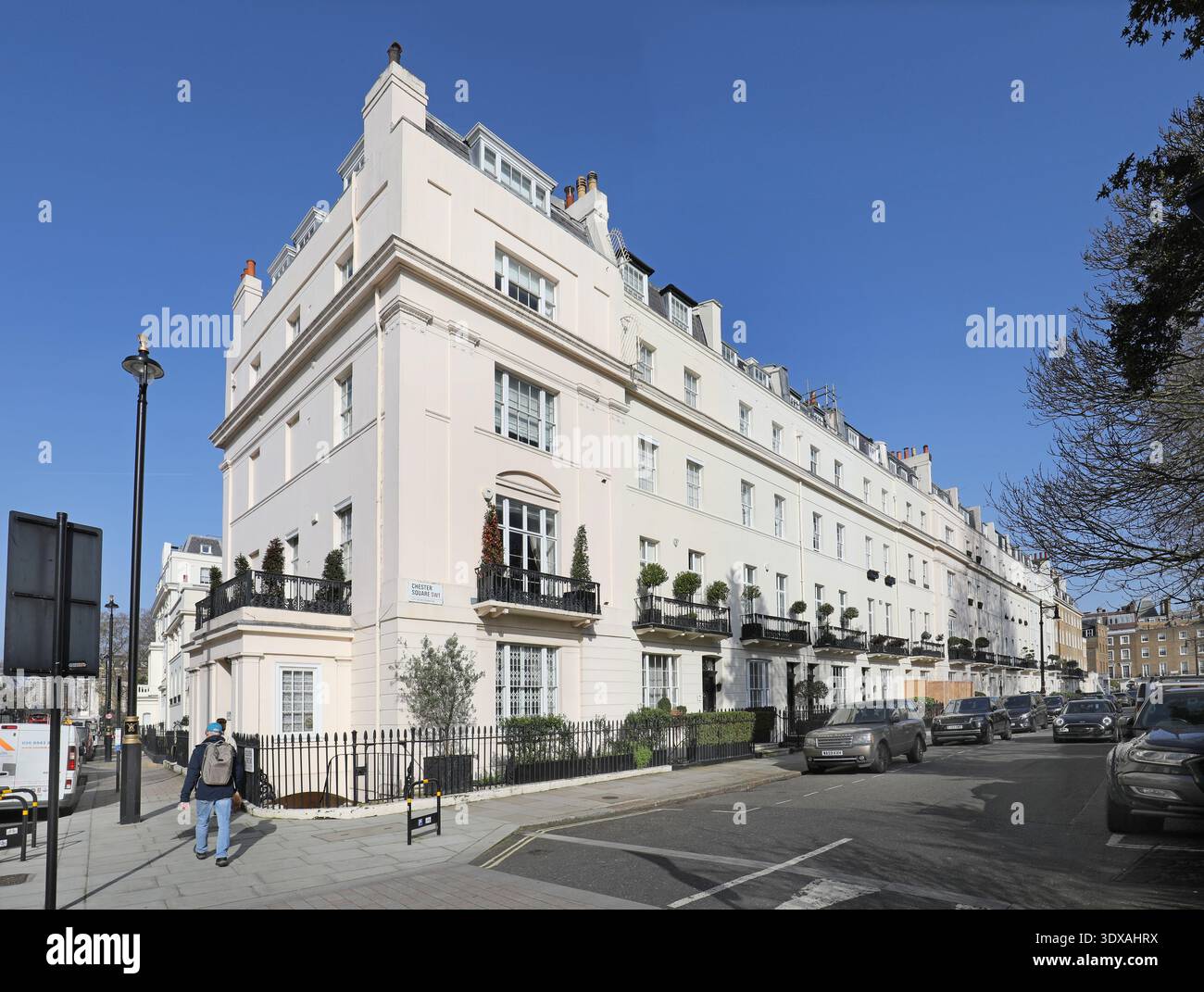 Georgianische Häuser am Londoner Chester Square, Belgravia. Eine der prestigeträchtigsten Straßen Londons. Kreuzung mit Eccleston Street (links) Stockfoto