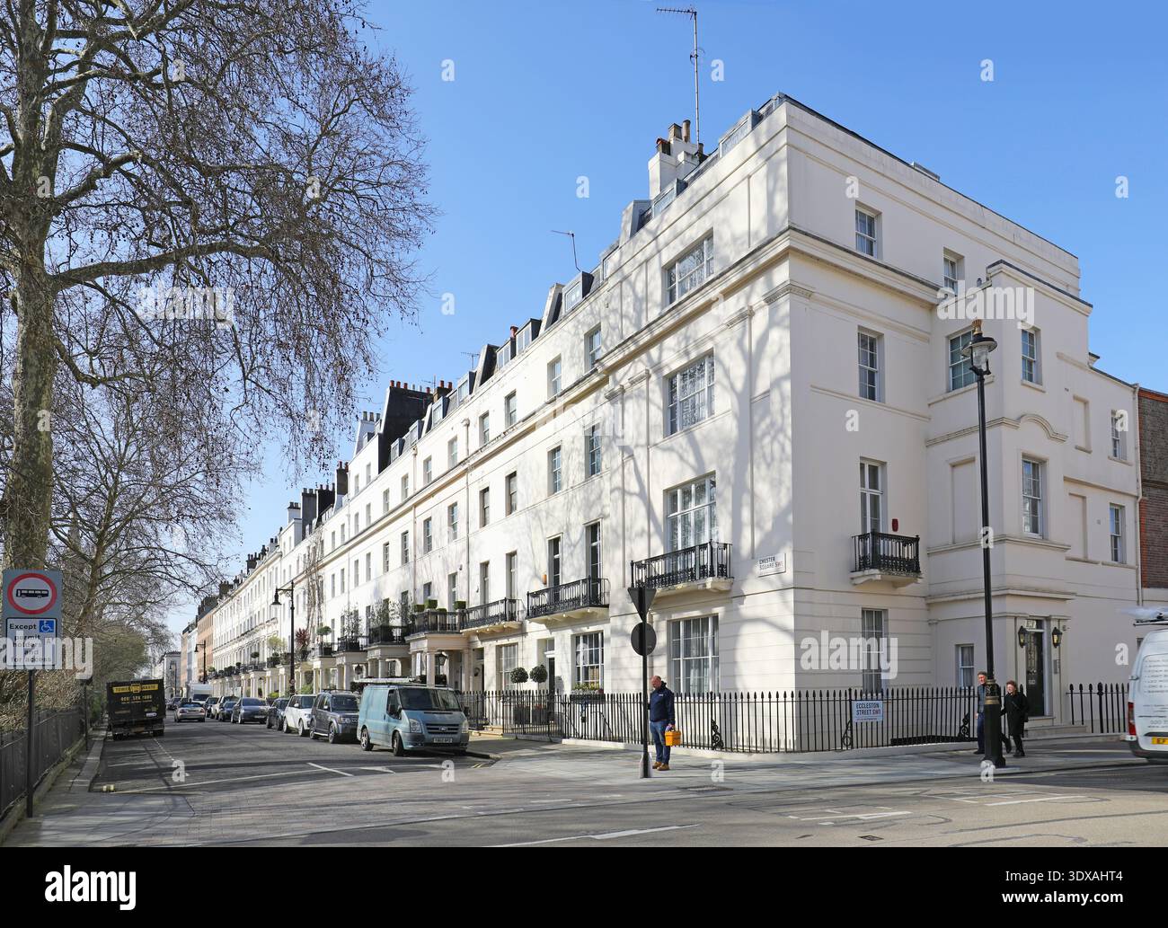 Georgianische Häuser am Londoner Chester Square, Belgravia. Eine der prestigeträchtigsten Straßen Londons. Kreuzung mit Eccleston Street (rechts) Stockfoto