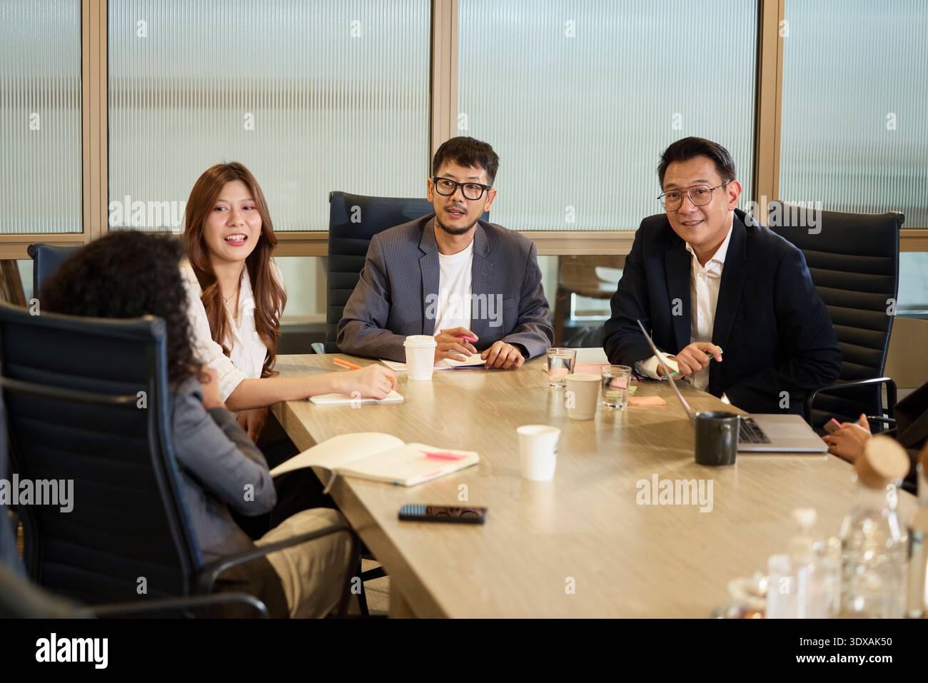 Team von Unternehmensexperten diskutiert Strategien in Teambesprechungen Stockfoto