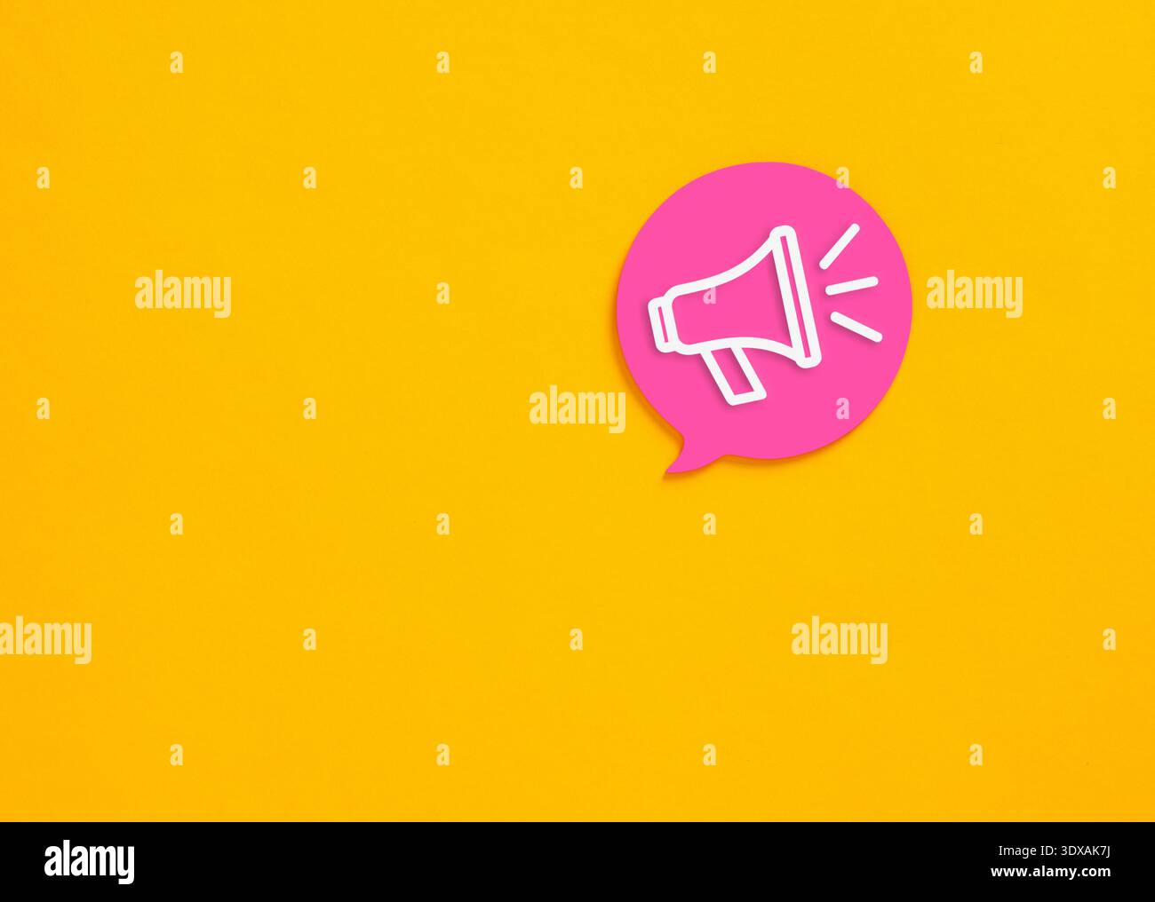 Sprechblase mit weißem Megaphon-Symbol zur Ankündigung einer Nachricht oder wichtiger Informationen auf gelbem Hintergrund Stockfoto