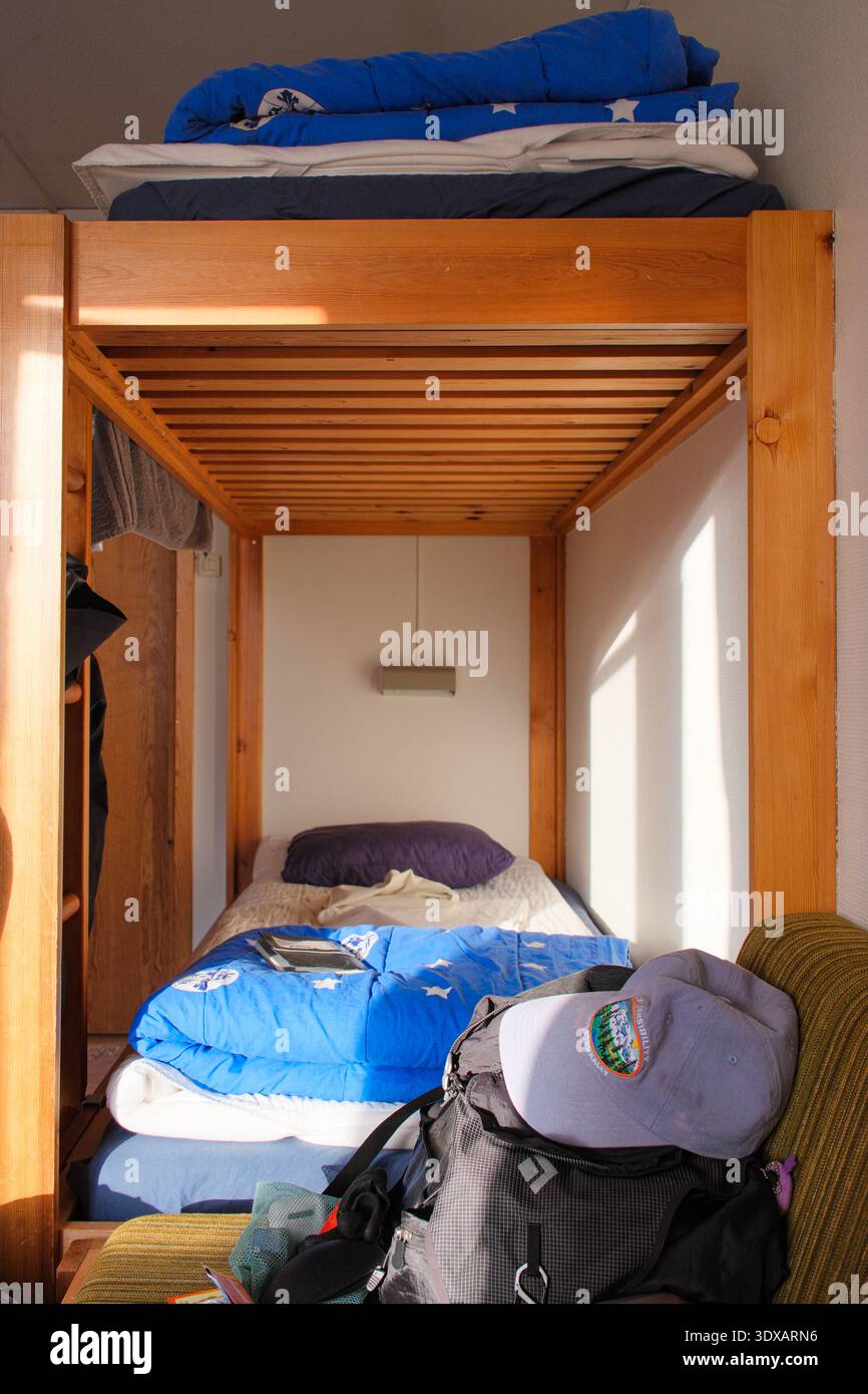 Kvikkjokk, Schweden - 21. Juli 2024: Ein Blick auf das Gemeinschaftsschlafzimmer mit hölzernen Stockbetten an der STF Kvikkjokk Fjallstation entlang der Stockfoto