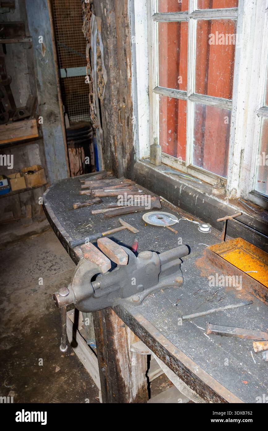 Alte Werkbank mit Schraubstock in einer Werkstatt Stockfoto