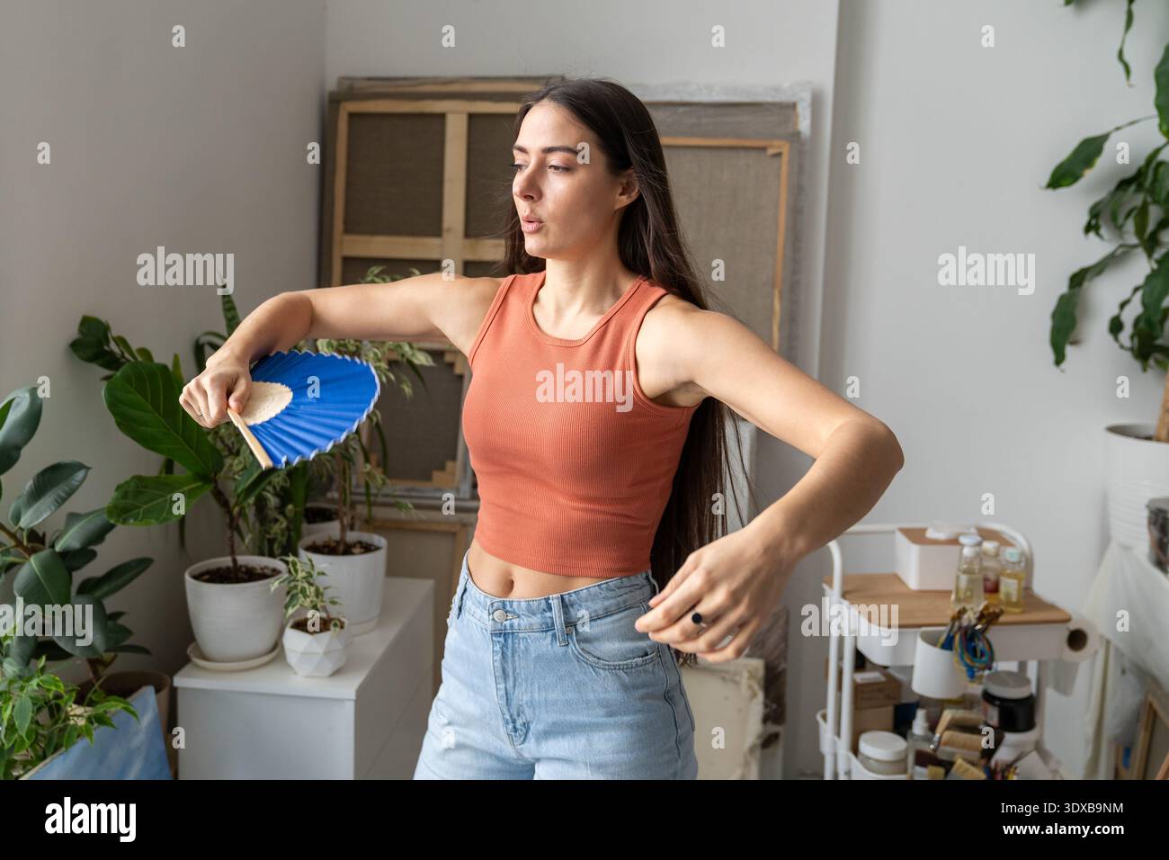 Unglückliche, schwitzende Frau, die durch abnormale Sommerhitze unangenehm ist und an Verstopfungen leidet Stockfoto