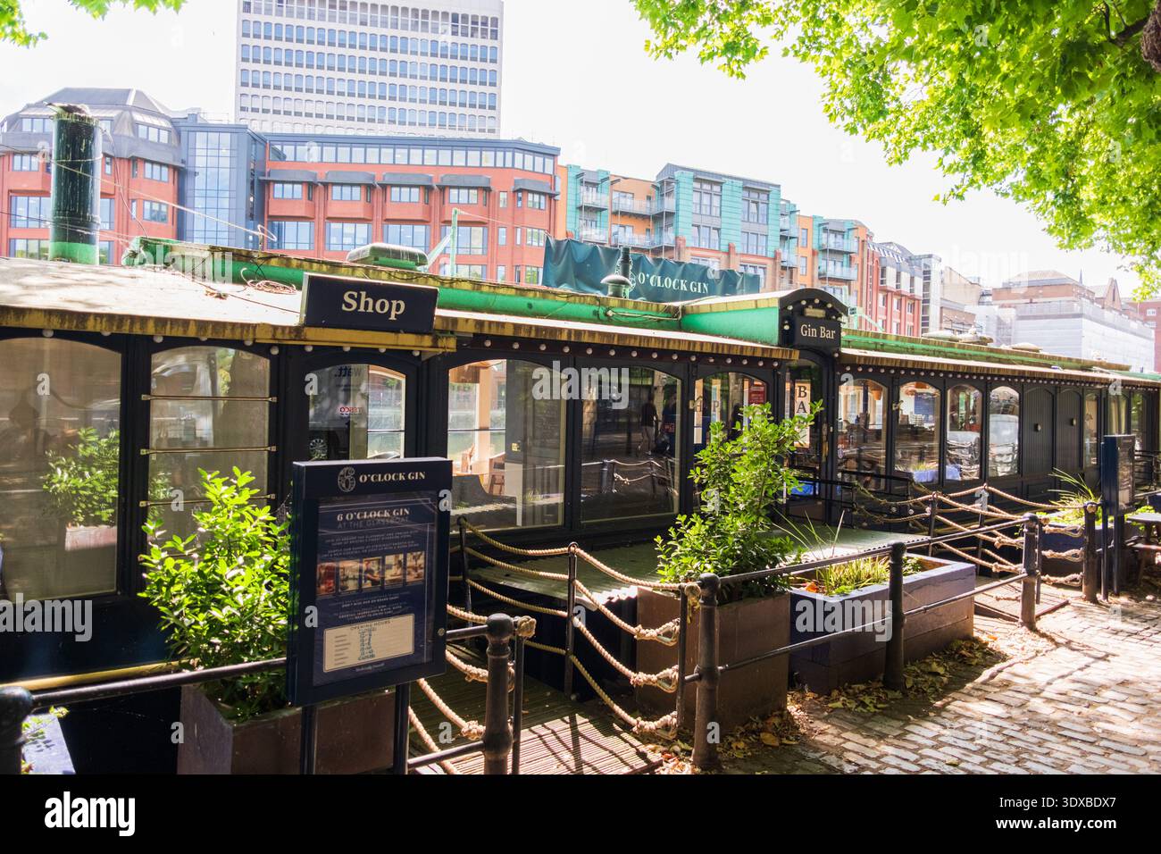 Bristol England: 28. Juli 2025: Bristol Pubs and Bars 6 Uhr Gin Boat Stockfoto