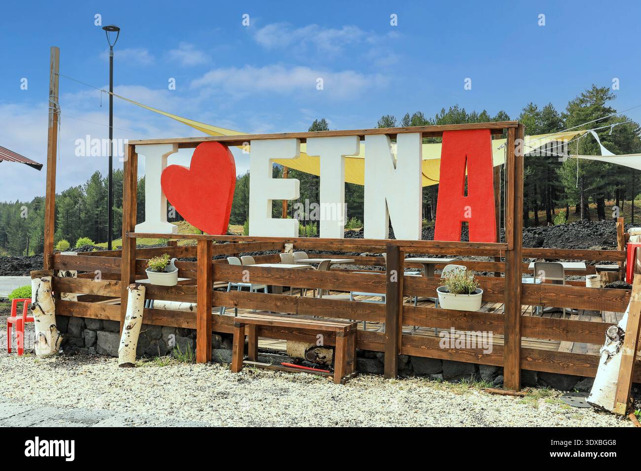 Ein Schild am Fuß des Ätna-Vulkans mit der Aufschrift „Ich liebe den Ätna“ oder „Ich liebe den Ätna“, Sizilien, Italien, Europa Stockfoto