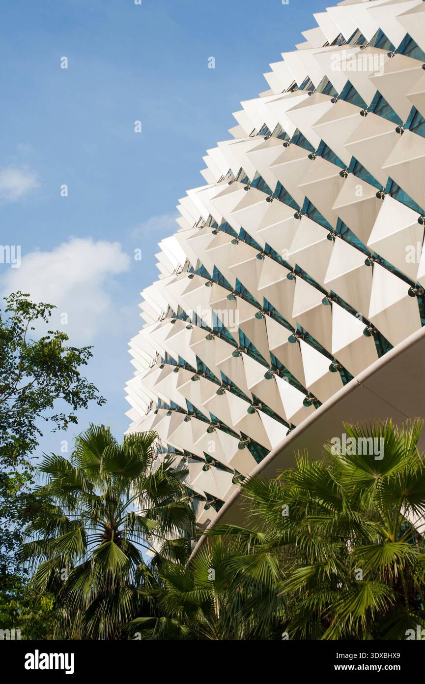 Singapur, 10. Januar 2020: Flacher Blick auf die Esplanade Theatres on the Bay in Singapur, bekannt als Durian-Gebäude, mit markanten Dreieckselementen Stockfoto