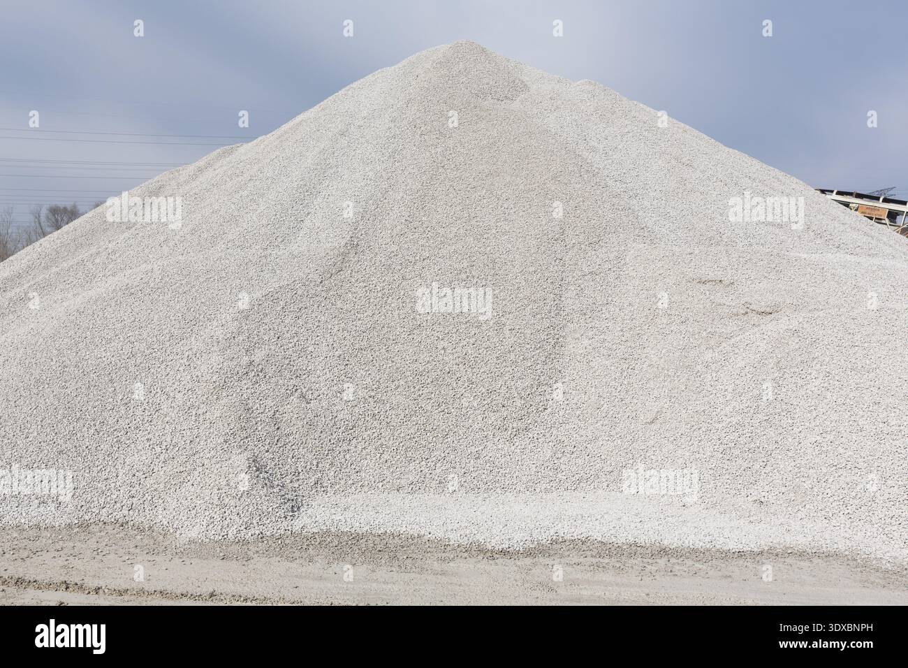 Pyramidenförmiger Hügel aus weißem, zerstoßenem Steinaggregat im Lafarge Conco Quarry, Illinois, März 2014 Stockfoto