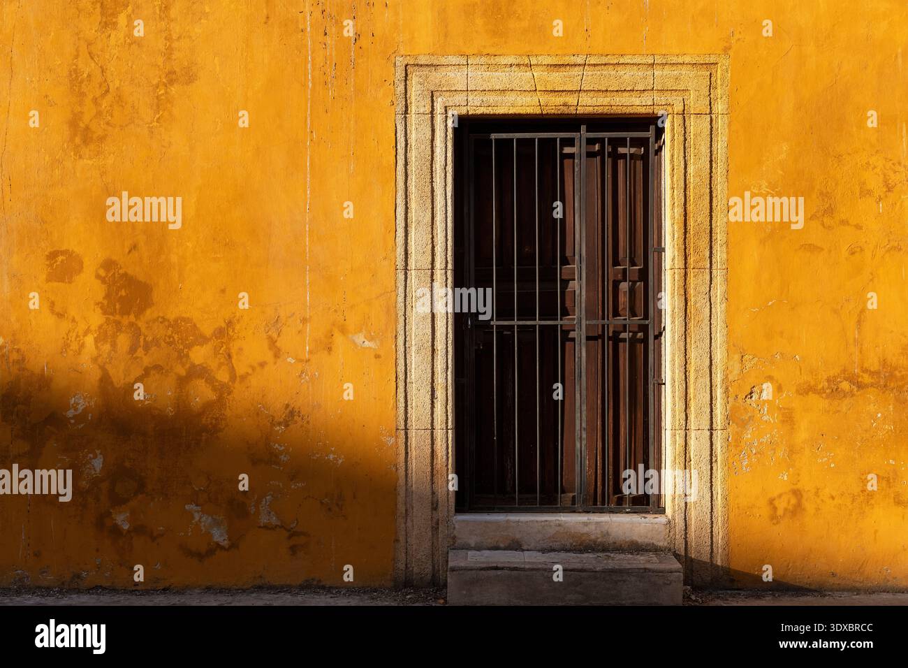 Gelbe mexikanische Kolonialfassade, Izamal, Yucatan, Mexiko. Stockfoto