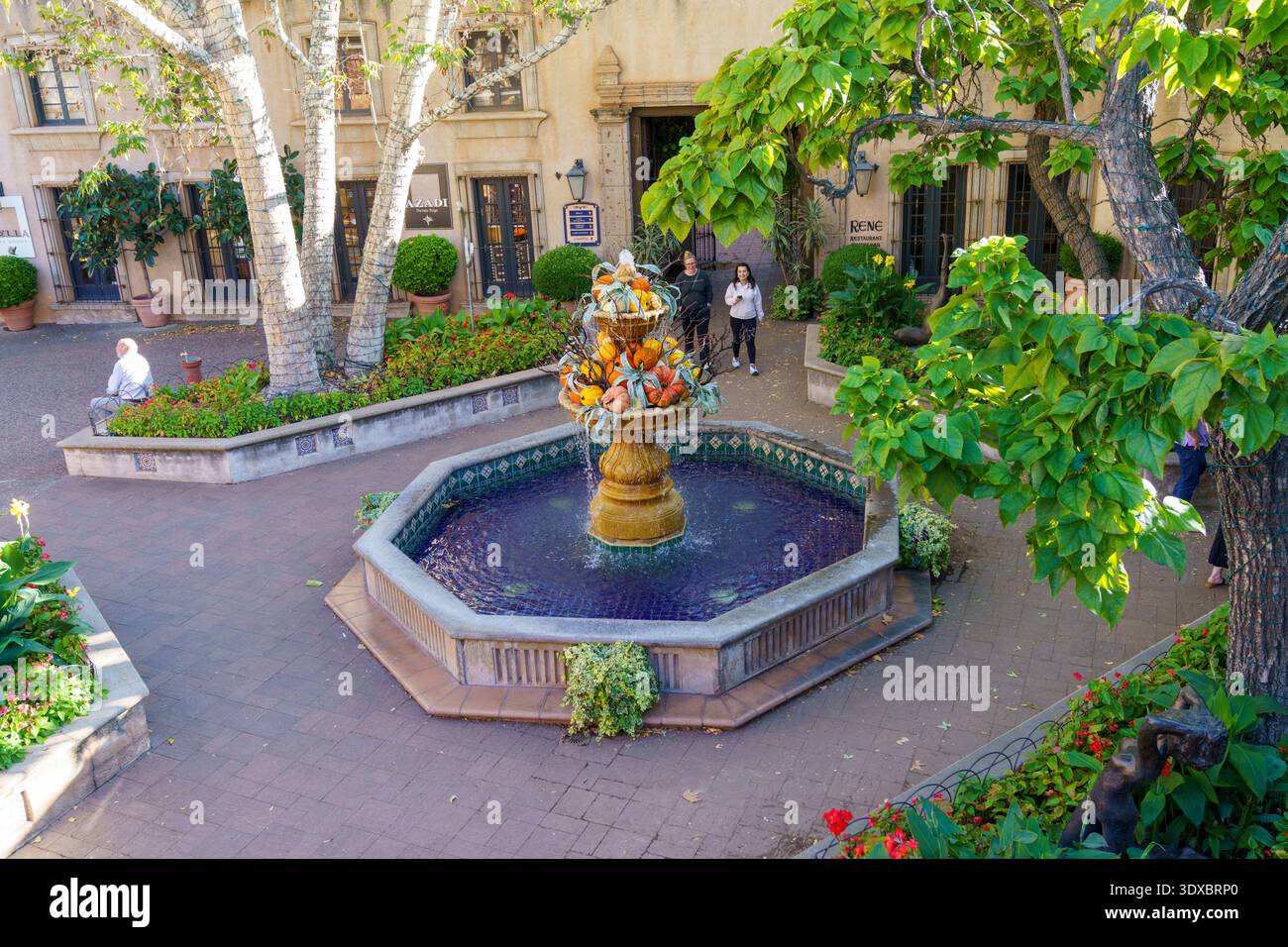 Sedona, Arizona - 15. Oktober 2025: Tlaquepaque Village im Herbst, Blick auf den Brunnen. Beliebte Touristenattraktion von Sedona Stockfoto