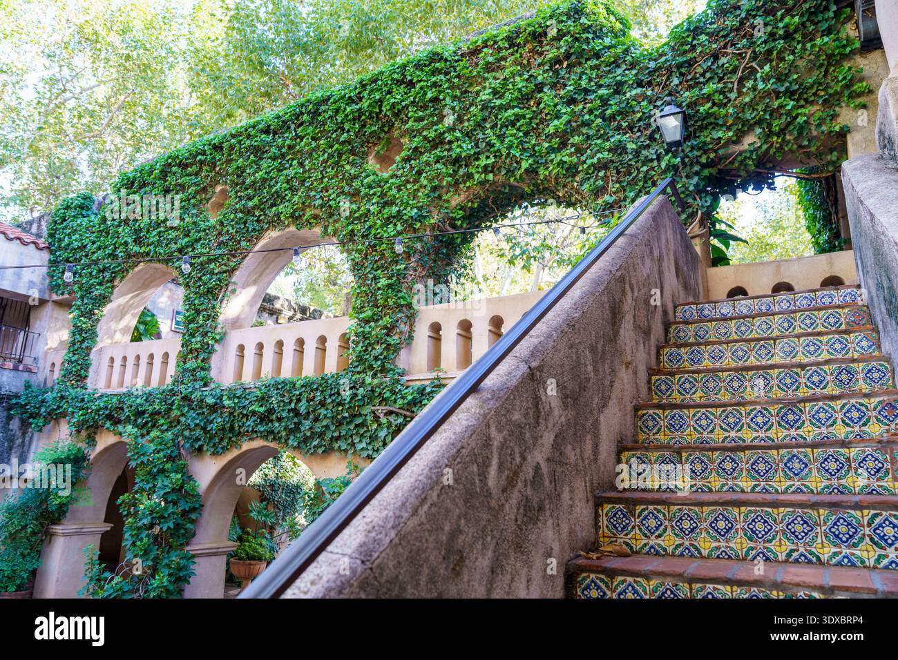 Sedona, Arizona - 15. Oktober 2025: Tlaquepaque Arts and Crafts Village im Herbst, beliebte Touristenattraktion in Sedona Stockfoto