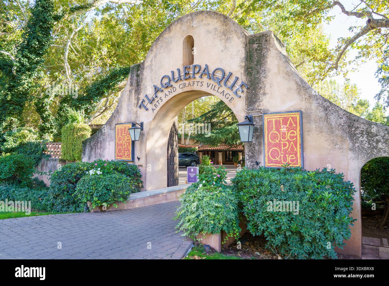 Sedona, Arizona - 15. Oktober 2025: Tlaquepaque Arts and Crafts Village im Herbst, beliebte Touristenattraktion in Sedona Stockfoto