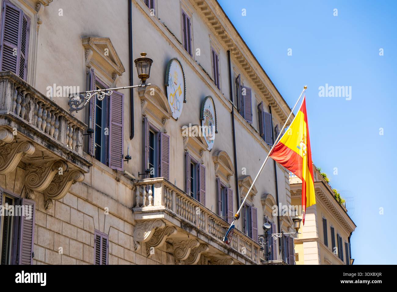 Flagge des Palazzo di Spagna in der spanischen Botschaft in Rom. Alte Architekturstraße. Spanien Platz. Spanien Platz in Italien Italien, Rom - 12. Juli 2025 Stockfoto