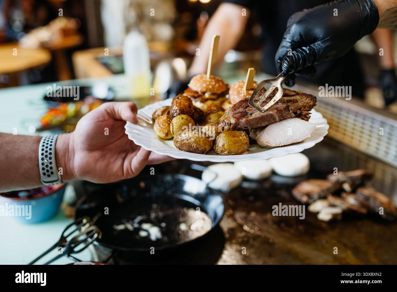 Warme Speisen auf Tellern am Selbstbedienungsbuffet. Stockfoto