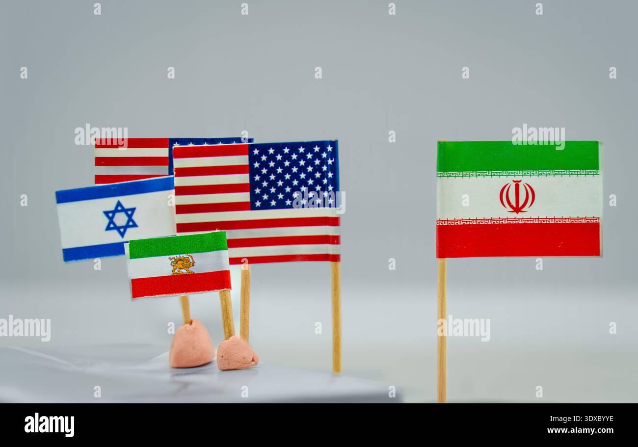 USA, Israel und alte iranische Flaggen stehen vor der aktuellen iranischen Flagge Stockfoto