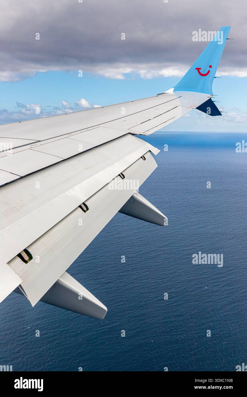 Der Steuerbordflügel einer Boeing 737 von Tui Airways, die über den Atlantik fliegen und sich Lanzarote auf den spanischen Kanarischen Inseln nähern Stockfoto