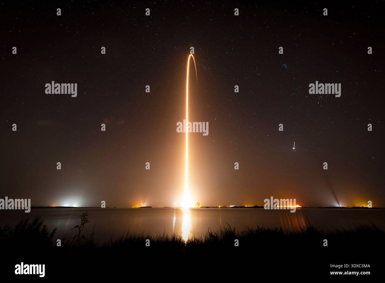 Eine Falcon 9-Rakete mit der Starlink 10-26-Mission startet am 26. Juli 2025 vom Space Launch Complex 40 auf der Cape Canaveral Space Force Station in Florida. Diese Mission fügte weitere 28 Satelliten zur Konstellation von mehr als 7.000 Satelliten hinzu, die sich derzeit in einer niedrigen Erdumlaufbahn befinden. Nur Redaktionelle Verwendung. Nicht zur Bestätigung. Quelle: U.S. Space Force / Robert Mason. Stockfoto