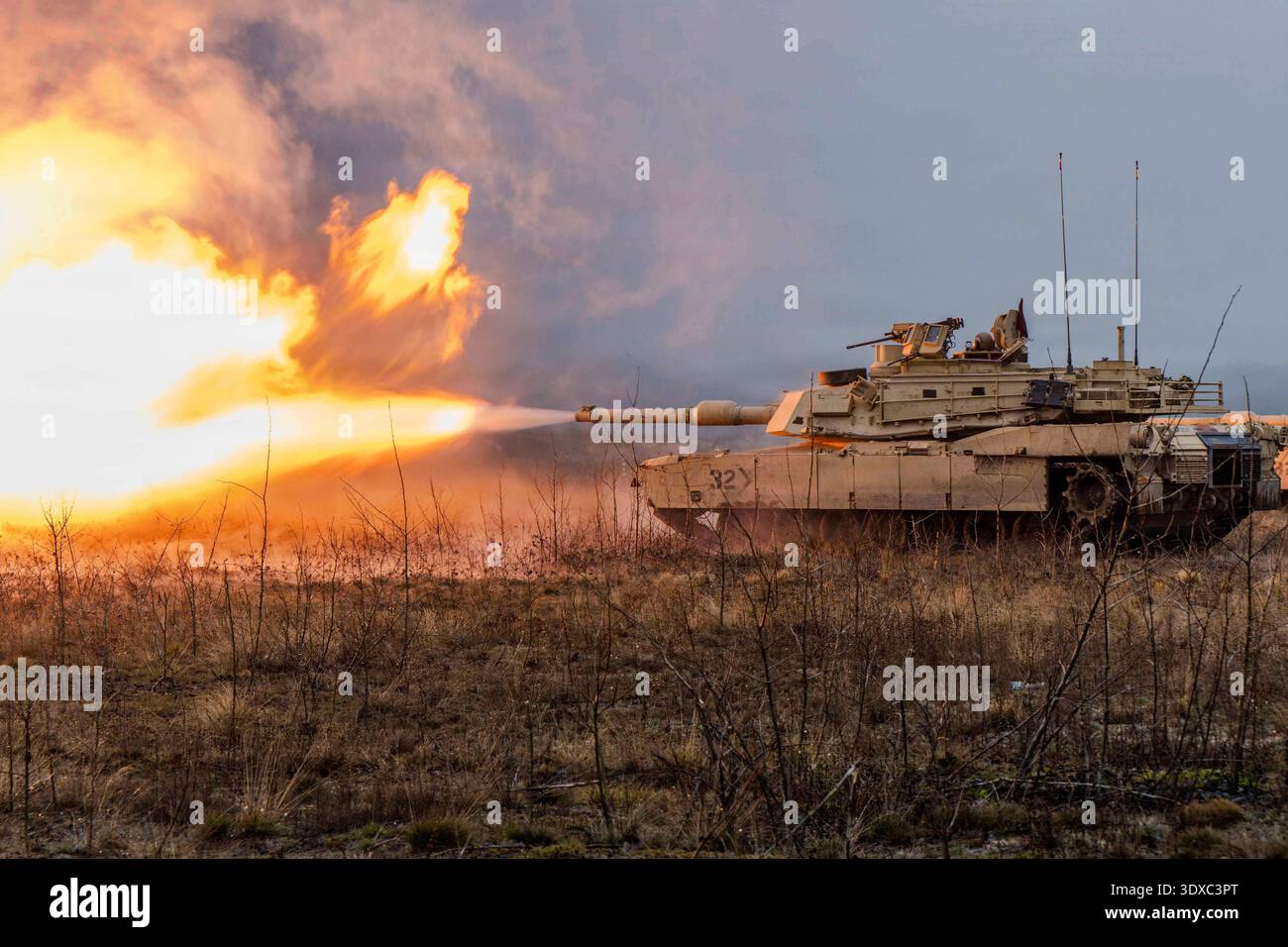 Ein Abrams-Panzer der US-Armee M1A3 vom Kavallerie-Regiment 1-12, 3. Panzerbrigade Combat Team, 1. Kavallerie-Division, feuert seine „Hauptpistole“ während einer multinationalen gemeinsamen Feuerübung ab, 2. Dezember 2025, Pabrade Training Area, Litauen. Die gemeinsame Schulung konzentrierte sich auf die Entwicklung individueller Besatzungen, zielgerichtete Fertigkeiten zur emotionalen Mitarbeiterbindung und erfolgreiche multinationale Interoperabilität. Gemeinsame Live-Feuerübungen erhöhen die Todesrate von Mannschaften auf kollektiven Tischen und erzeugen gleichzeitig Kampfbereitschaft. Nur Redaktionelle Verwendung. Nicht zur Bestätigung. Foto: U.S. Army / Sgt. Terron Williams. Stockfoto