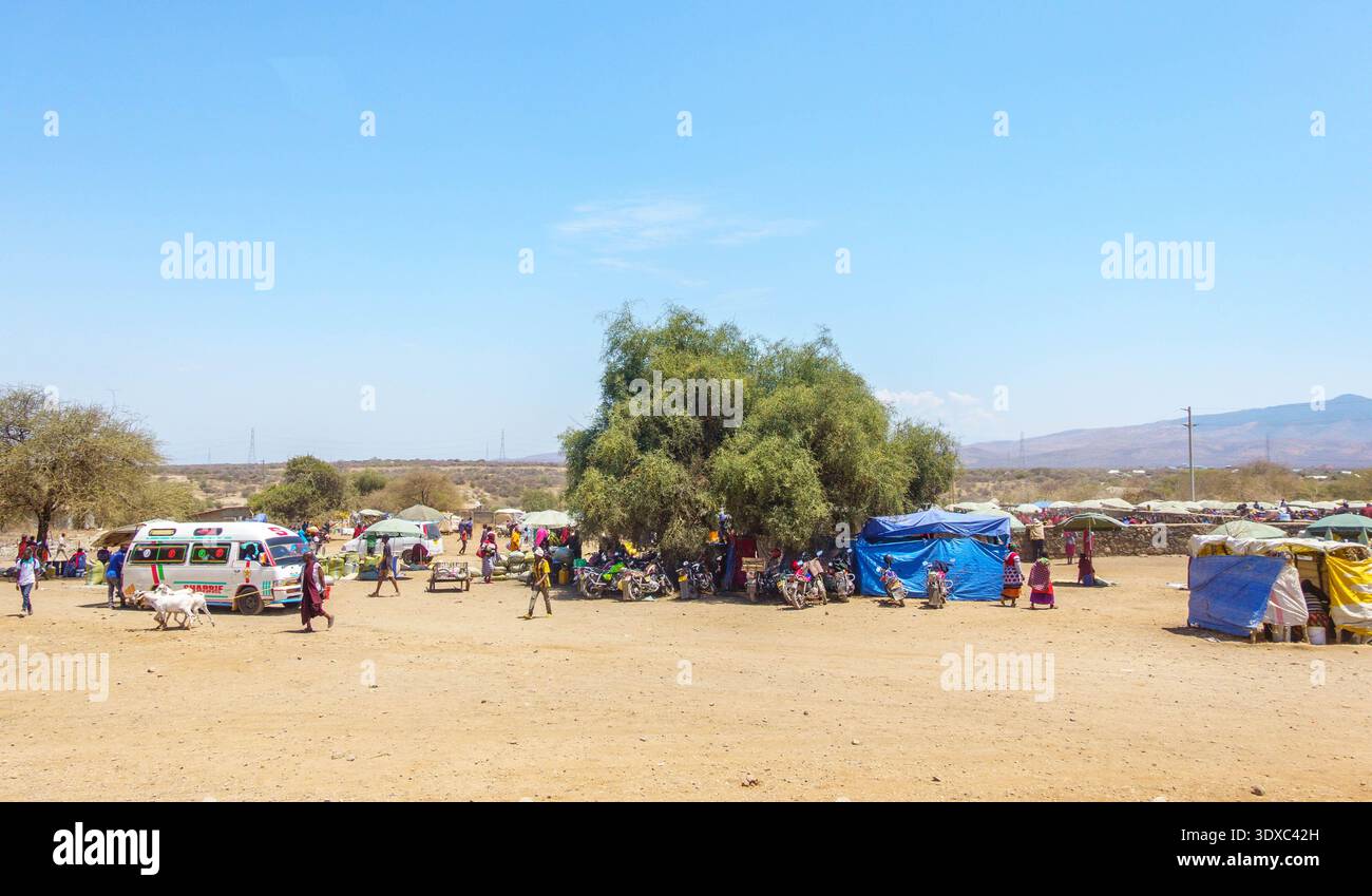 Tansania - 13. September 2025; Bild eines offenen Gebiets mit temporären Strukturen, eines afrikanischen Marktes oder eines Gemeindegebiets im ländlichen Tansania mit bac Stockfoto