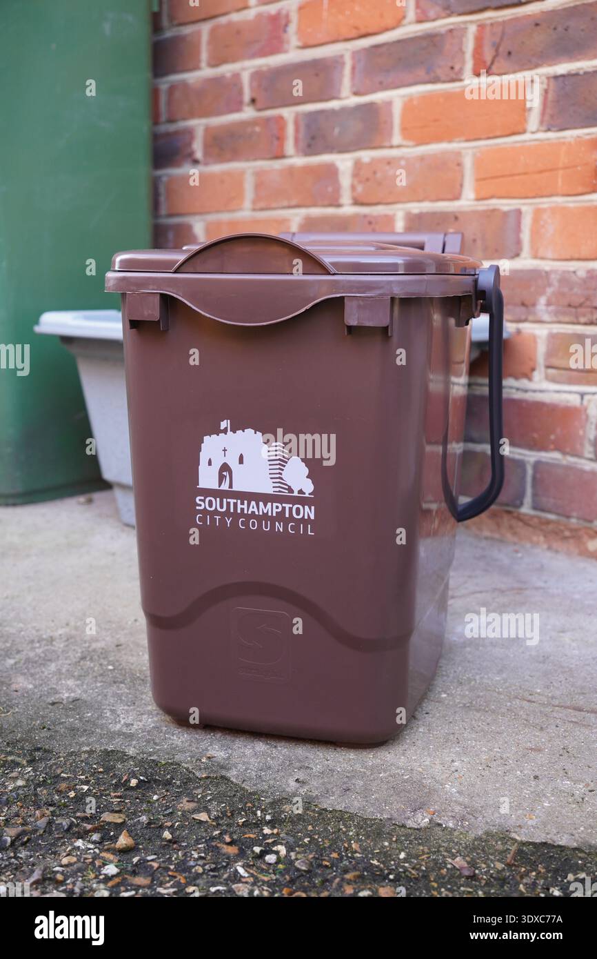 Neuer Abfallbehälter für Lebensmittelabfälle in Southampton, England 2. März 2026 - Umwelt und Recycling in UK City Stockfoto