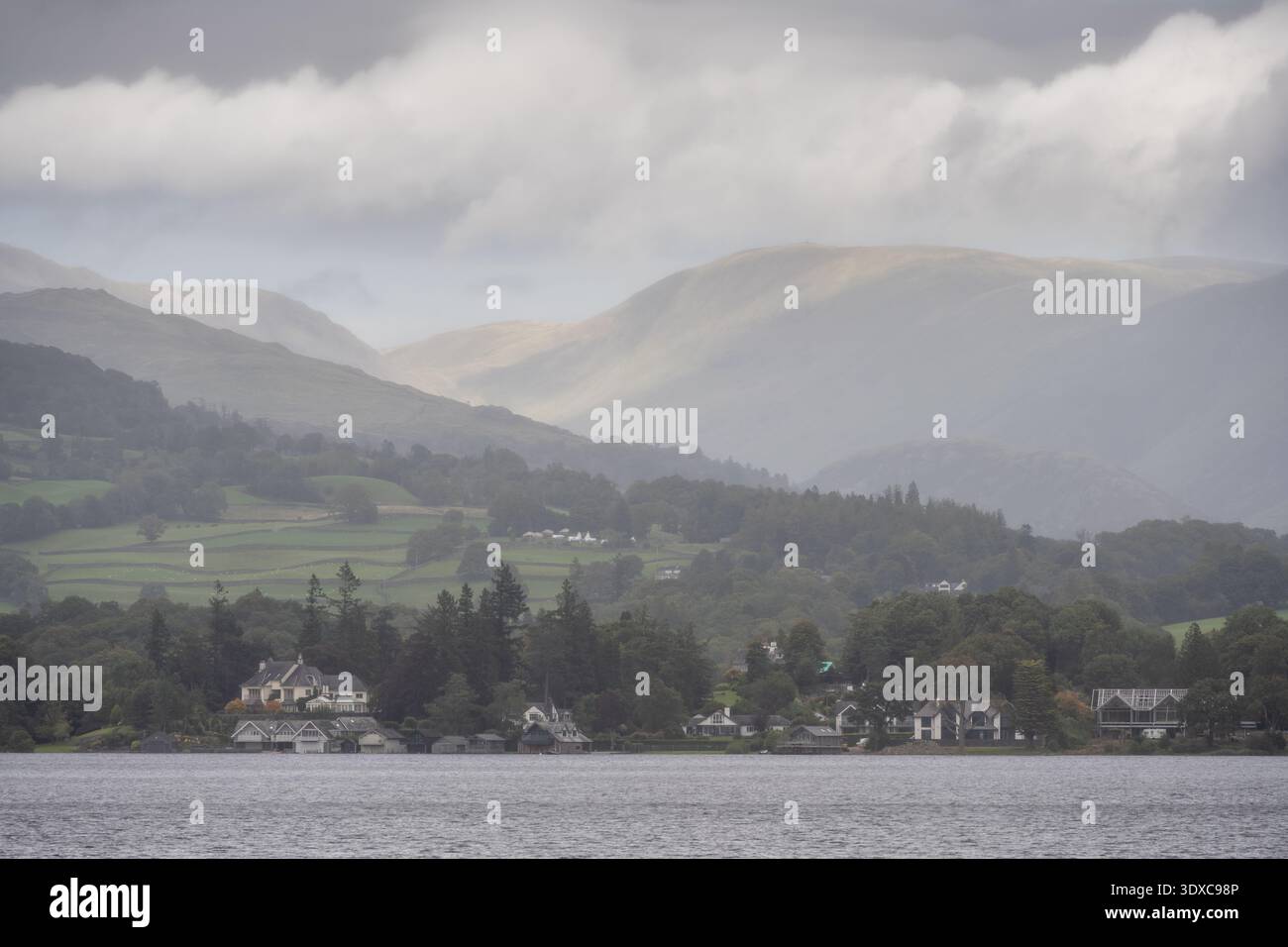 Die Berge des englischen Lake District ragen über die Troutbeck Bridge auf Windermere. Stockfoto