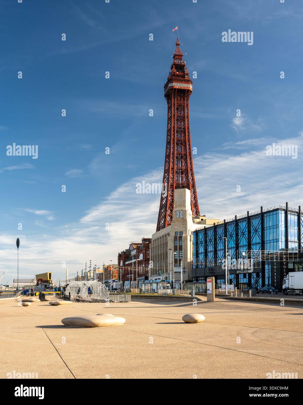 Blackpool Tower erhebt sich über der Promenade und dem Art déco Woolworths Gebäude an der Küste von Lancashire. Stockfoto