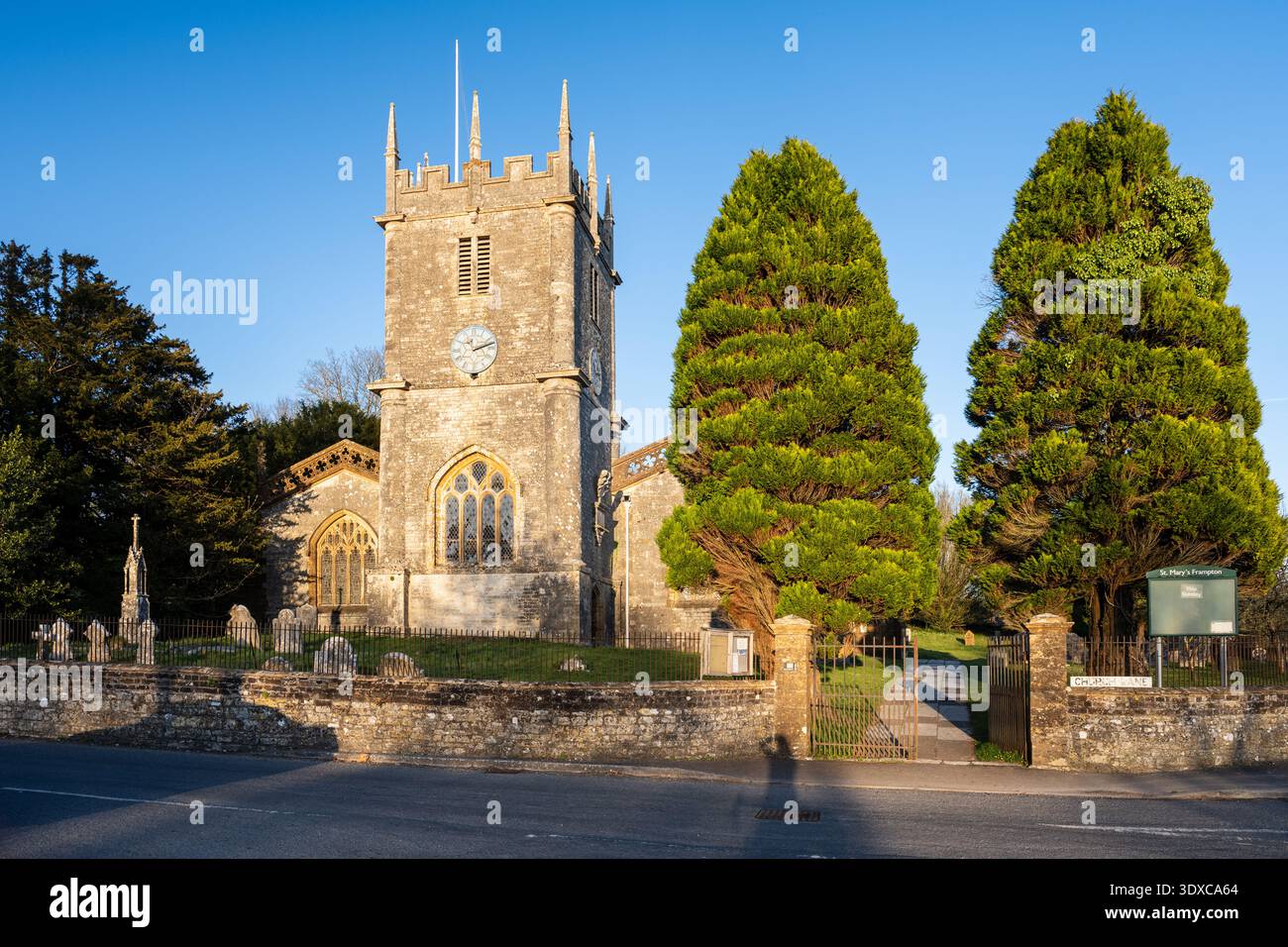 Die Sonne scheint auf die traditionelle Pfarrkirche St. Mary in Frampton, Dorset. Stockfoto
