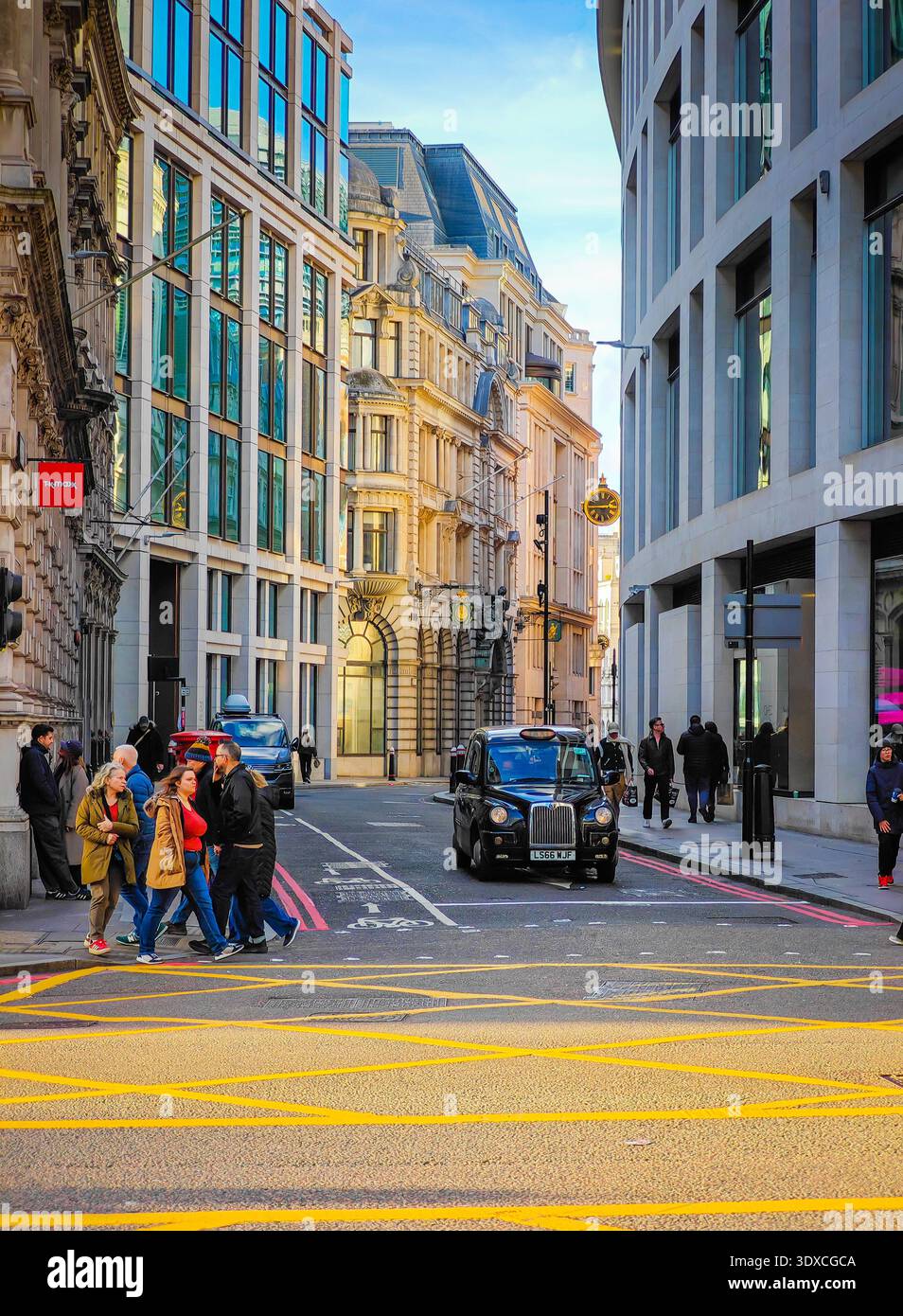 03 01 2026 - London, Vereinigtes Königreich. Traditionelles schwarzes Londoner Taxi auf der Stadtstraße, ikonisches britisches Transportmittel, urbane Reiseszene in Großbritannien Stockfoto