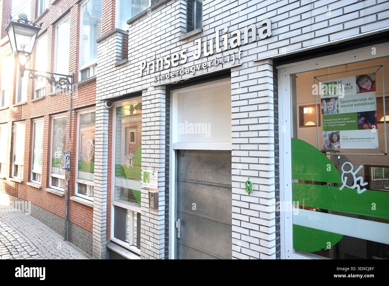 Amsterdam, Niederlande - 27. August 2024: Der Kindergarten de kleine Wereld Juliana im Rotlichtviertel im Zentrum von Amsterdam Stockfoto