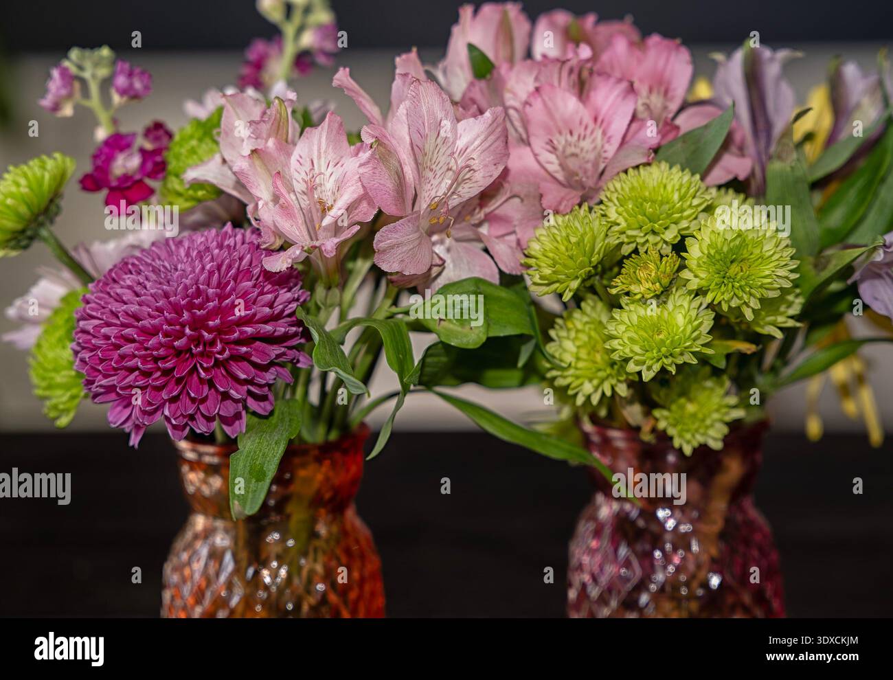 Ein Blumenarrangement mit grünem und violettem Chrysanthema Stockfoto